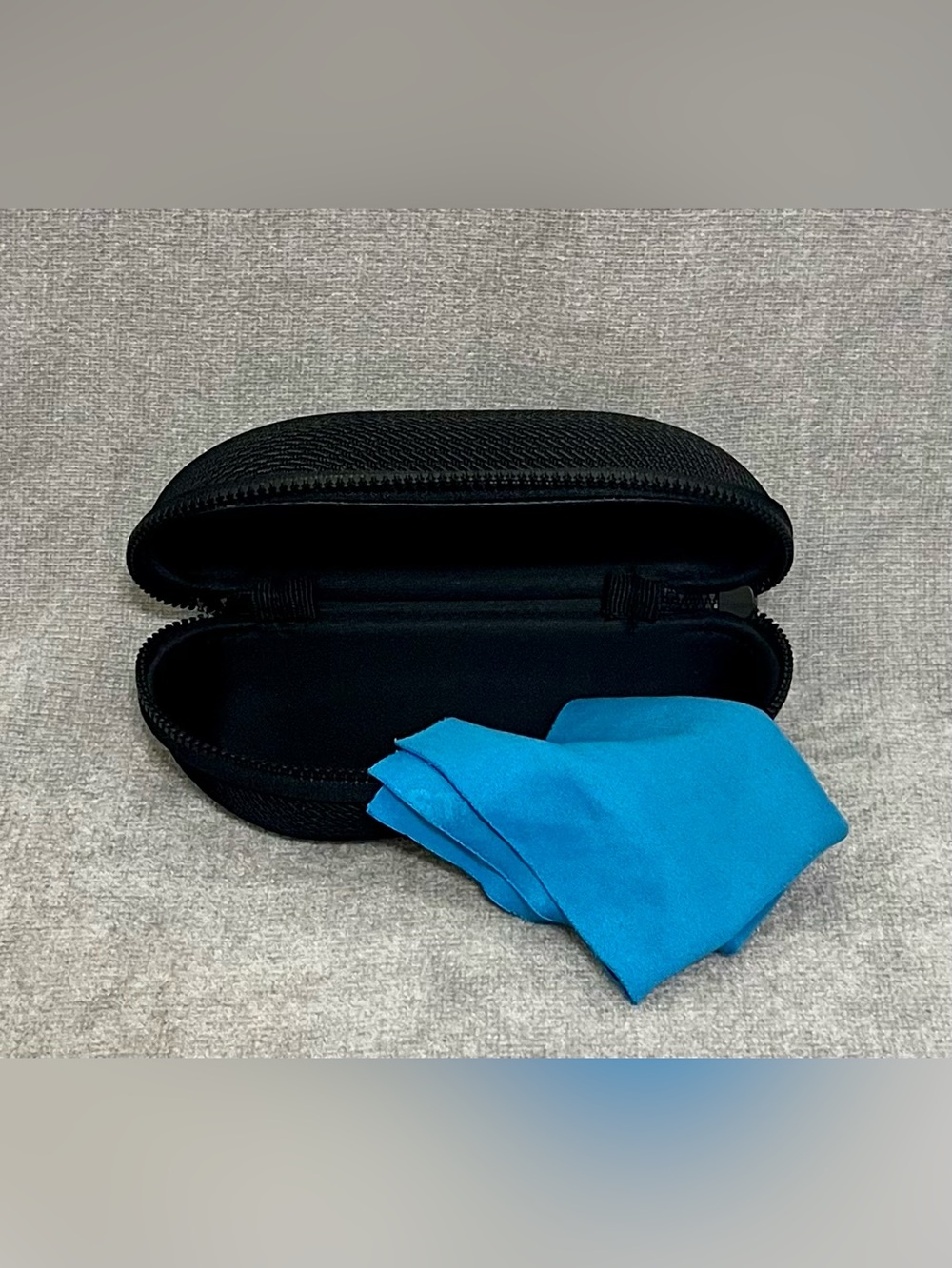 Costa Del Mar Black Sunglasses Case With Cleaning Cloth